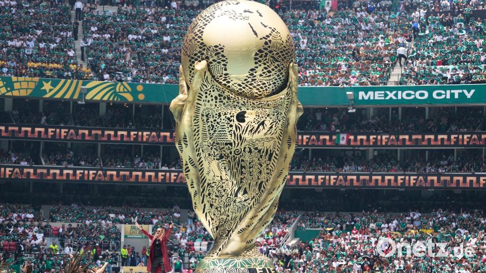 Ein überdimensionaler WM-Pokal wurde enthüllt. Bild: Natacha Pisarenko/AP/dpa