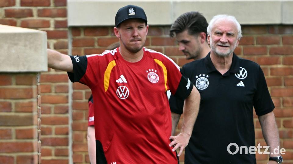Rudi Völler steht Nagelsmann auch bei der WM zur Seite. Bild: Federico Gambarini/dpa