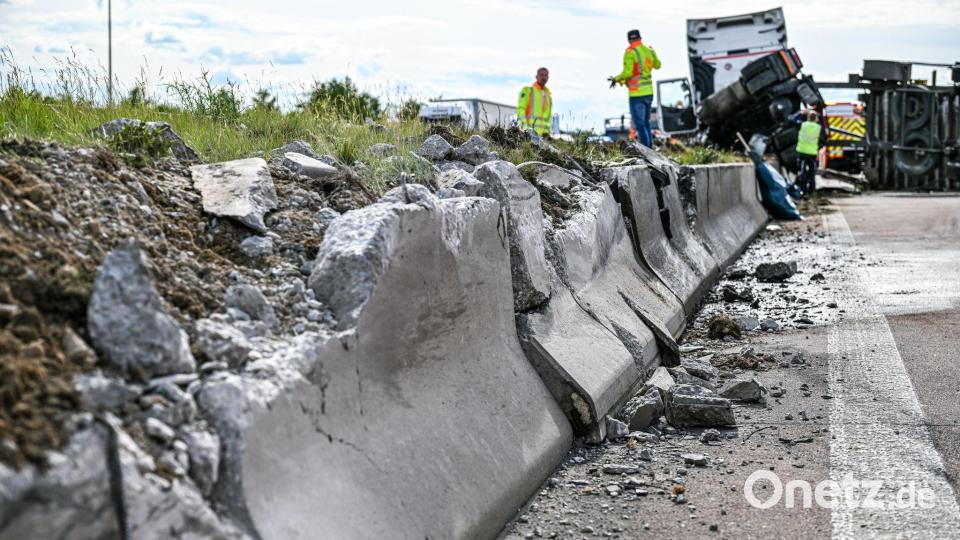 Die Beton-Abtrennung zwischen den Fahrbahnen wurde stark beschädigt. Bild: Jason Tschepljakow/dpa