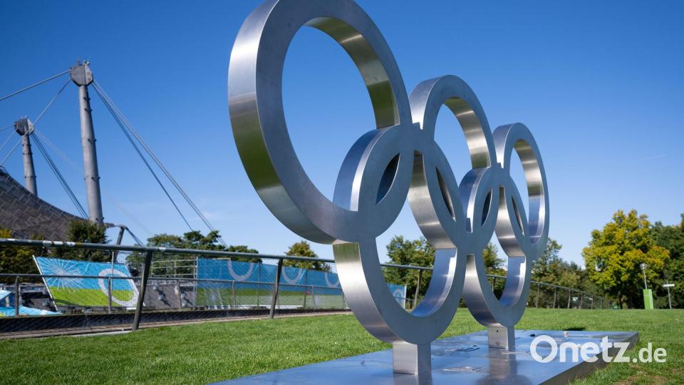Die olympischen Ringe erinnern im Münchner Olympiapark an die Sommerspiele von 1972. (Symbolbild) Bild: Sven Hoppe/dpa