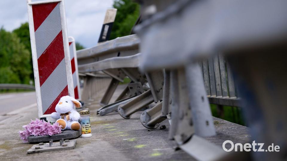Auch am Unfallort wurden Blumen und Kerzen niedergelegt. Bild: Sven Hoppe/dpa