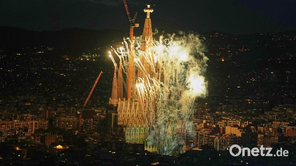 Die Basilika der Sagrada Família in Barcelona ist von Feuerwerkslichtern umgeben, nachdem Papst Leo XIV. den Jesus-Turm gesegnet hat. Bild: Fatima Shbair/AP/dpa