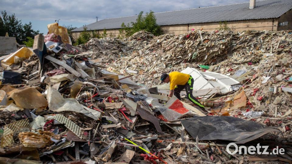 Vor dem Landgericht Weiden beginnt der Prozess um illegal in Tschechien abgeladenen Müll aus Bayern. (Archivbild) Bild: Pryèek Vladimír/CTK/dpa