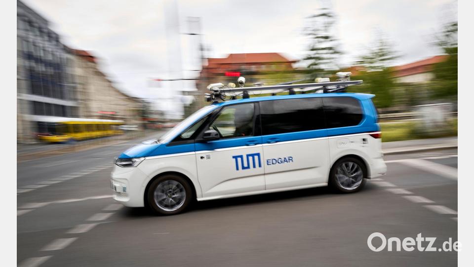 Unterwegs auf Prüfungsfahrt: Ein autonomes Fahrzeug - hier ein Forschungswagen der Technischen Universität München - bewegt sich im Berliner Straßenverkehr. Bild: Michael Ukas/dpa