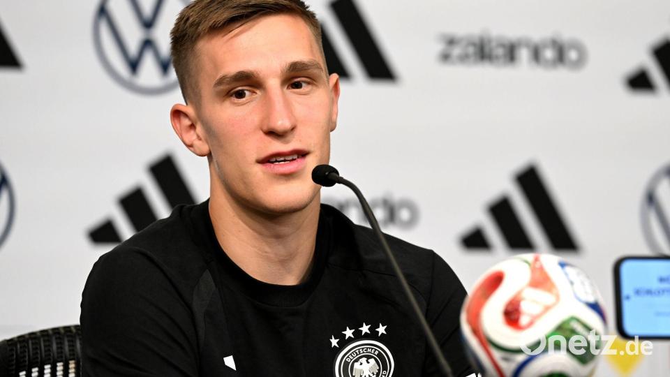 Nico Schlotterbeck äußert sich im WM-Camp zu Transfergerüchten. Bild: Federico Gambarini/dpa
