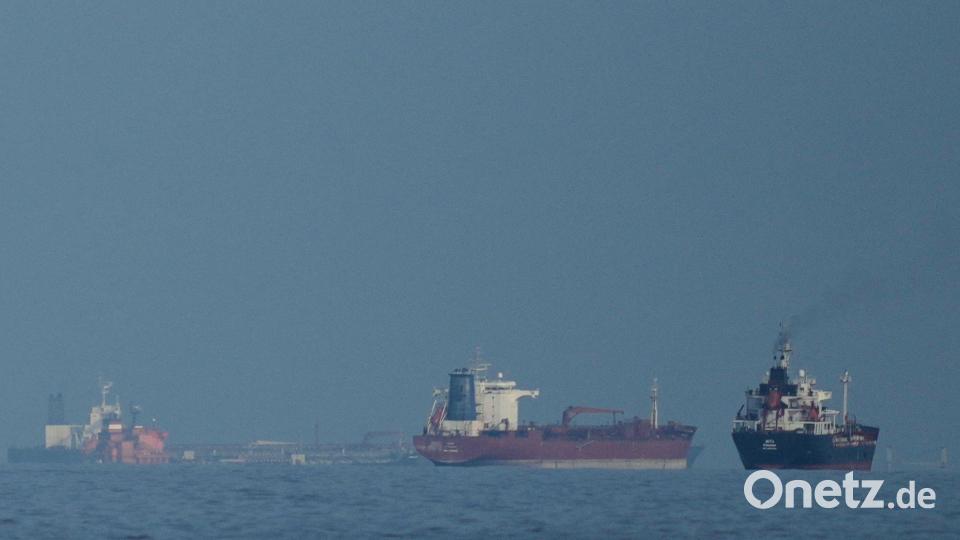 Immer mal wieder passieren Tanker die Straße von Hormus. Bild: Altaf Qadri/AP/dpa