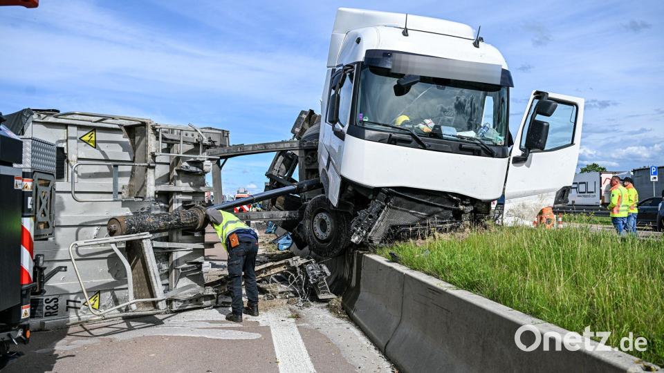Wegen eines geplatzten Reifens ist ein Sattelzug auf der Autobahn 8 ins Schleudern geraten und in die mittlere Betonleitwand gekracht. Bild: Jason Tschepljakow/dpa