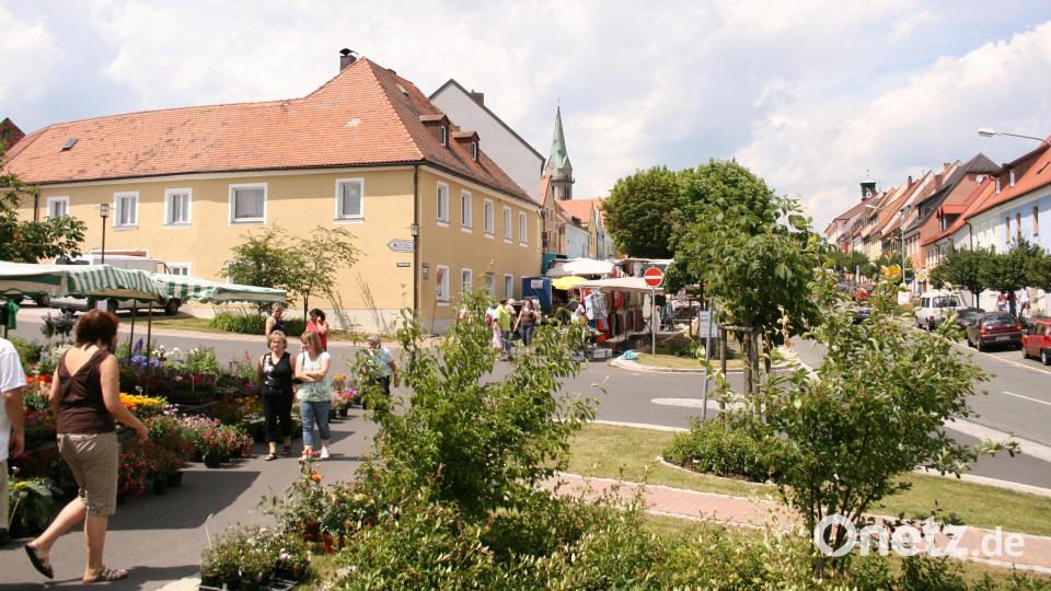 Zum St.-Veit-Markt in Erbendorf laden wieder zahlreiche Fieranten an ihren Verkaufsständen zum "Shoppen" ein. Archivbild: Jochen Neumann