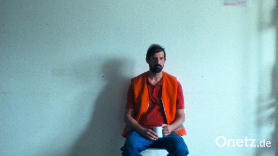 Vladimir Vulević als Thomas in einer Szene des Films „Meine Frau wein“. Bild: Grandfilm/dpa
