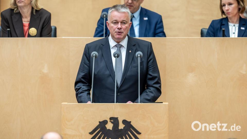 Ministerpräsident Schnieder warnte vor einer Gefährdung von Versorgungsstrukturen. Bild: Michael Kappeler/dpa