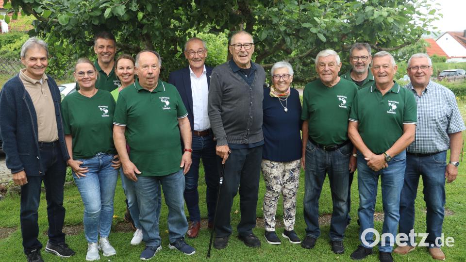 Leo Pongratz (ab 7.v.l.) mit seiner Gunda: Ihm wurde gratuliert von Zweitem Bürgermeister Josef Weinfurtner (l.), Erstem Bürgermeister Erwin Geitner (6.v.l.), Hans Szegda (r.) und den Taubenbacher Fischerfreunden mit Drittem Bürgermeister Jürgen Färber (3.v.l.), Altbürgermeister Gotthard Färber (4.v.r.), Paul Färber (2.v.r.) und Erich Kiener (3.v.r.). Bild: Michael Rabenhofer