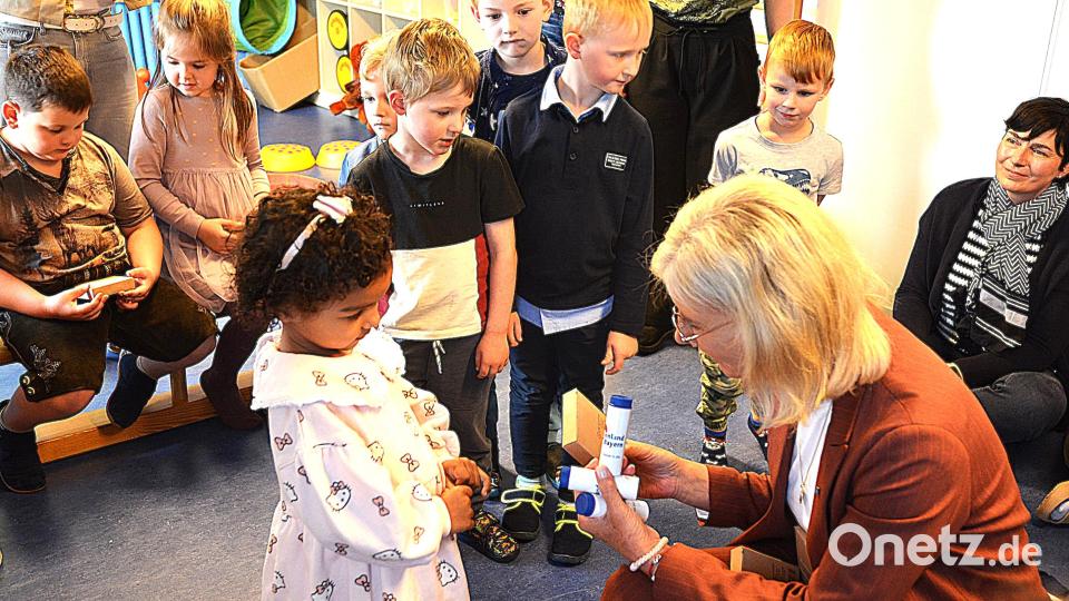 Zum Abschluss ihres Besuches bekam jedes Kind ein kleines Geschenk. Bild: Fritz Dietl