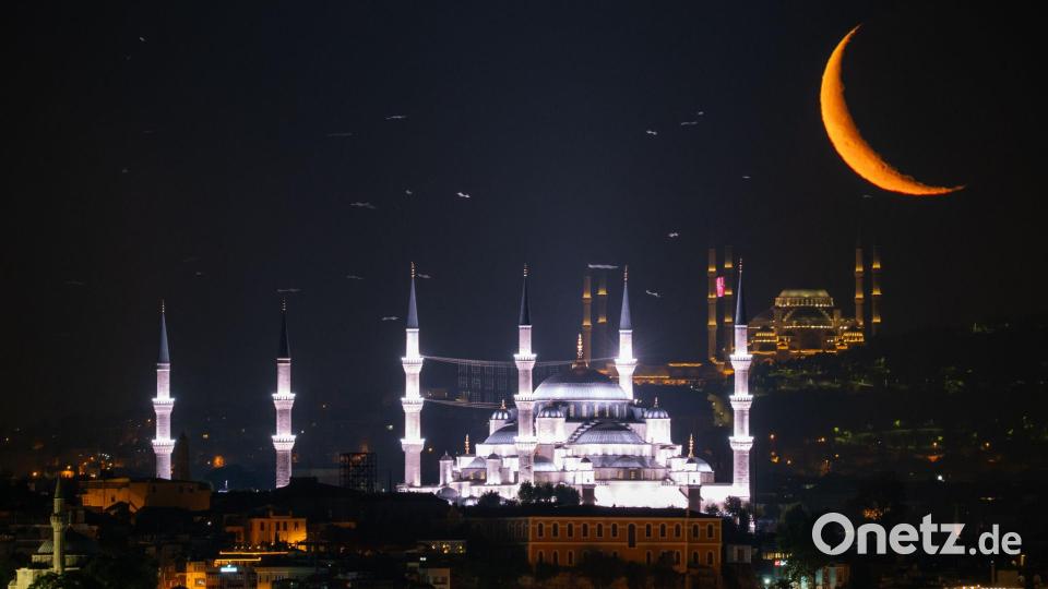 Der Mond ist aufgegangen. In diesem Fall über der Blauen Moschee (vorne) in Istanbul. Bild: Emrah Gurel/AP/dpa
