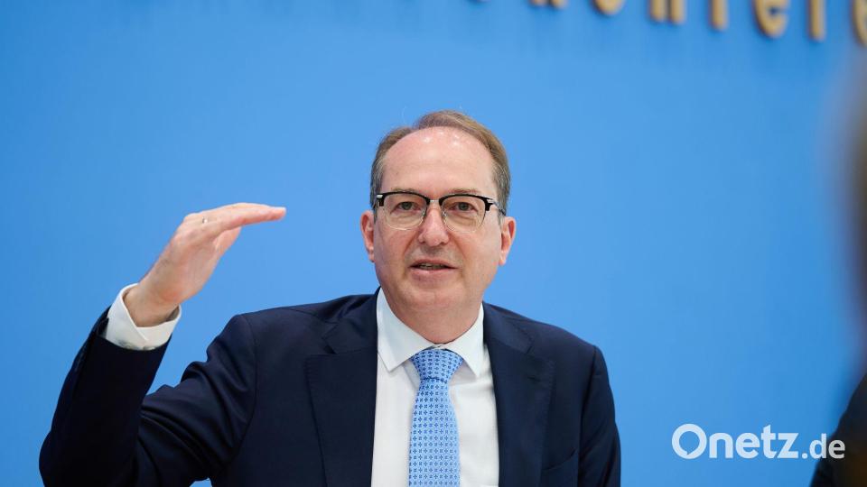 Bundesinnenminister Alexander Dobrindt (CSU) ist zum Start der europäischen Asylreform zuversichtlich. (Archivbild) Bild: Annette Riedl/dpa