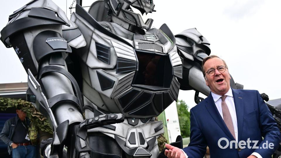 Pistorius ließ sich von der Bundeswehr auf der ILA neben Fluggeräten auch eine Werbefigur zur Personalgewinnung zeigen. Bild: Sebastian Gollnow/dpa