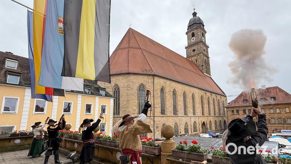 Mit Salutschüssen wurde das 50. Amberger Altstadtfest am Freitag eröffnet. Noch bis zum Sonntag wird gefeiert. Bild: Petra Hartl