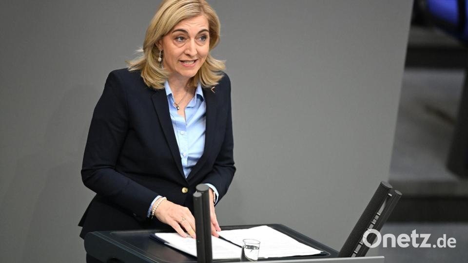 Ministerin Warken wirbt, stabile Beiträge seien kein Selbstzweck. Bild: Elisa Schu/dpa