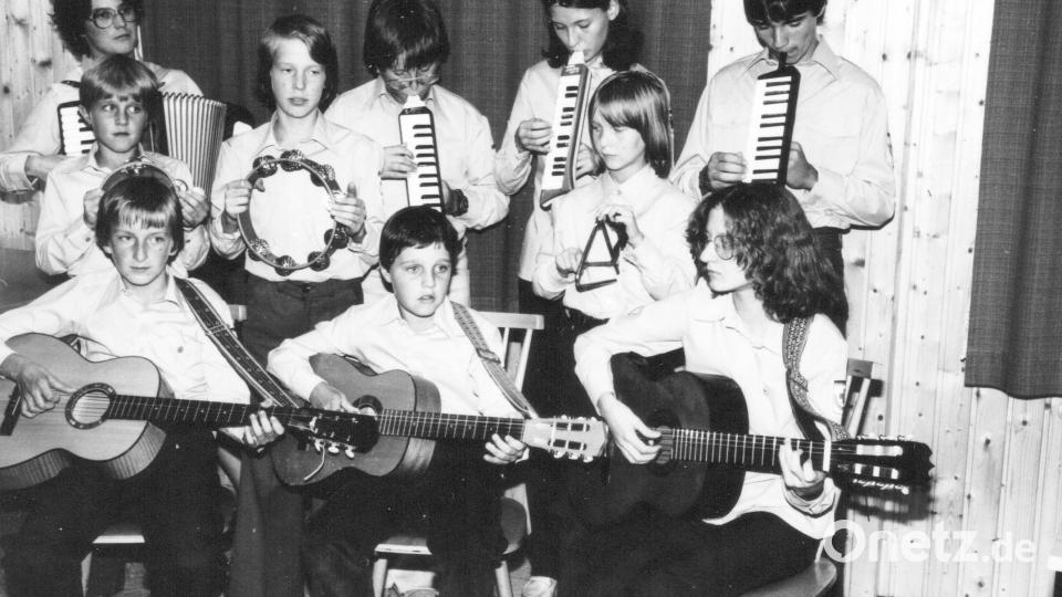 Das Jugendrotkreuz besaß auch mal eine eigene Band. Geleitet wurde die Gruppe von Gudrun Arnold (obere Reihe links). Archivbild: Gudrun Arnold - BRK Wiesau