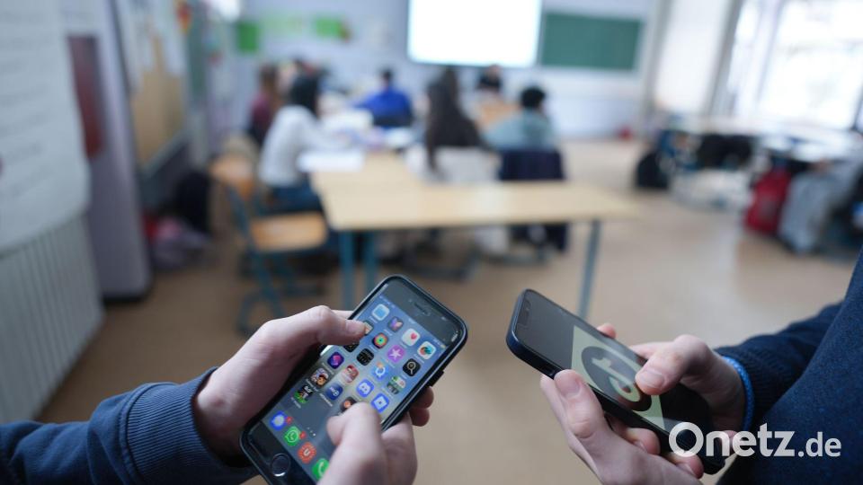 Aktuell wird in Deutschland auch über Altersgrenzen für soziale Medien diskutiert. (Symbolbild) Bild: Marcus Brandt/dpa