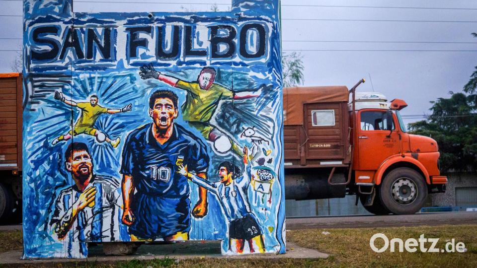 Kunst zur WM: Eine Hommage an die argentinische Fußballkultur ziert eine Bushaltestelle. Bild: Patricio Murphy/ZUMA Press Wire/dpa