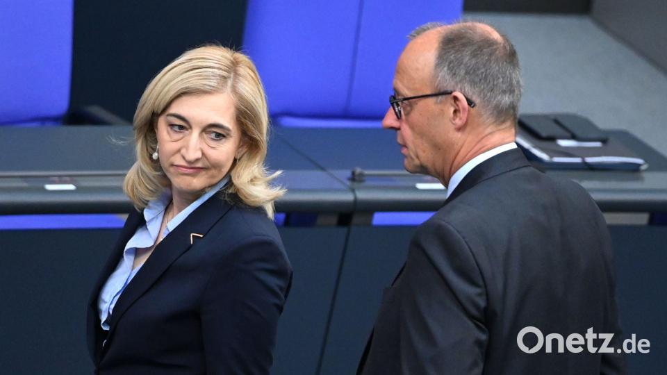 Kanzler Friedrich Merz hat seiner Ministerin beim Sparziel den Rücken gestärkt. Bild: Elisa Schu/dpa