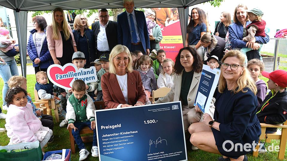 Große Freude bei den Kindern, dem Personal und den Ehrengästen des Johanniter-Kinderhauses. Von links Staatsministerin Ulrike Scharf, die Leiterin des Kinderhauses, Kerstin Tapparelli und Bürgermeisterin Beate Dietrich. Bild: Fritz Dietl