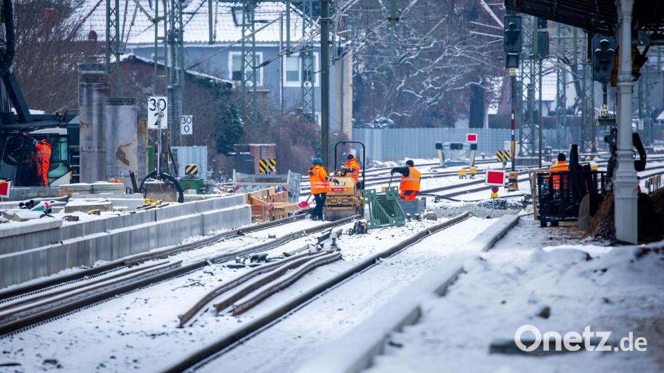 Frost bremste die Arbeiten an der Strecke aus. (Archivbild.) Bild: Jens Büttner/dpa