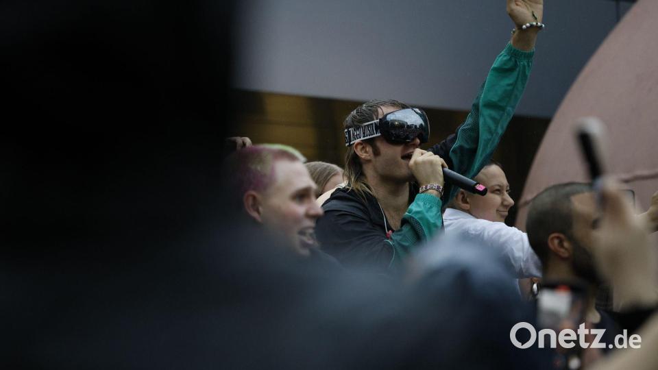 Eine Skibrille als Markenzeichen: Der Rapper Ski Aggu. Bild: Carsten Koall/dpa