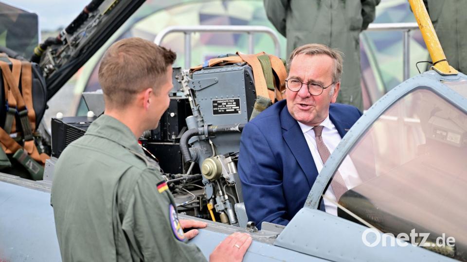 Ein Bundeswehr-Soldat zeigt dem Minister auf der ILA einen Tornado-Simulator. Bild: Sebastian Gollnow/dpa