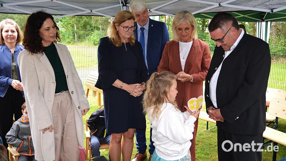 Die Staatsministerin bekam von den Kindern ein "Glas der Freundlichkeit". Auf die kleinen Herzen hatten die Kinder gute Wünsche geschrieben. Bild: Fritz Dietl