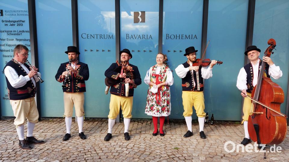 Das Dudelsackensemble aus dem Chodenland Domazlice gehört zu den führenden tschechischen Trachtengruppen, das auch im CeBB begeistert aufgenommen wird. Bild: Georg Lang