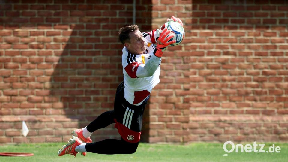 Fußball: Nationalmannschaft, Deutschland, Training, vor dem ersten WM-Spiel gegen Curaçao, Manuel Neuer (Deutschland) hält im Training einen Ball. Bild: Christian Charisius/dpa