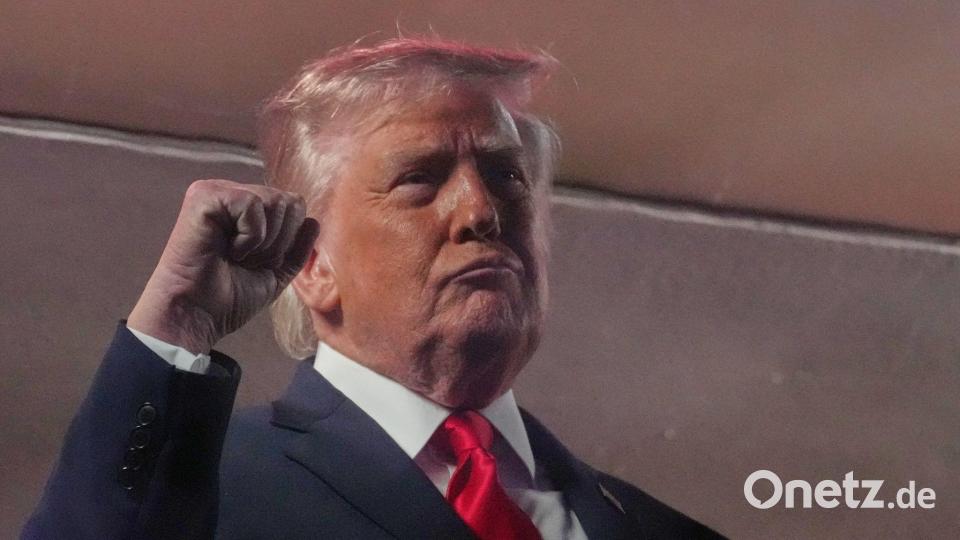 Trump demonstriert Macht. (Archivbild) Bild: Mark Schiefelbein/AP/dpa