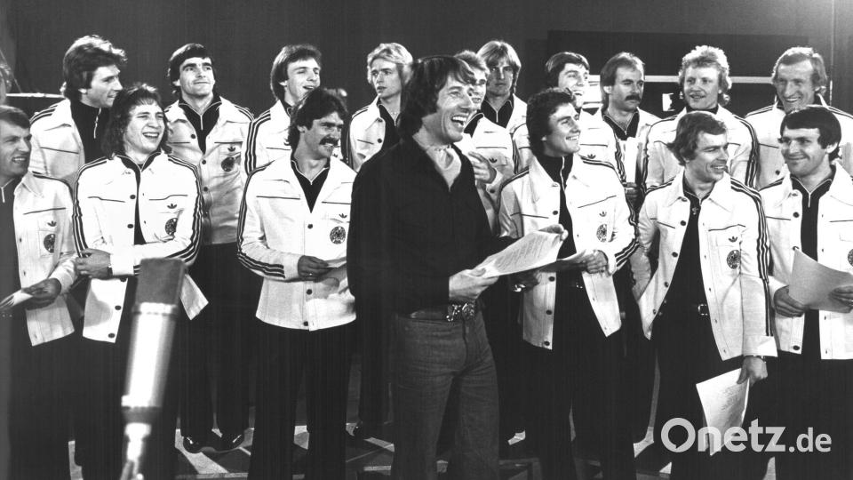 Als KI noch keine Rolle spielte, sangen die deutschen Fußballer wie hier 1978 mit Udo Jürgens noch selbst. (Archivbild) Bild: Roland Scheidemann/dpa