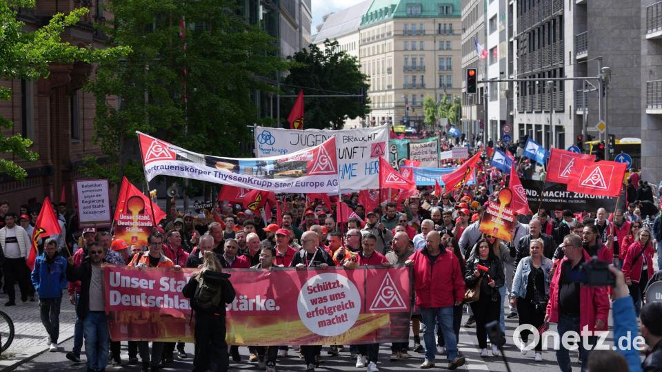 Nach Angaben der IG Metall beteiligten sich in Berlin rund 1.700 Beschäftigte aus mehr als 40 Betrieben. Bild: Sven Kaeuler/dpa
