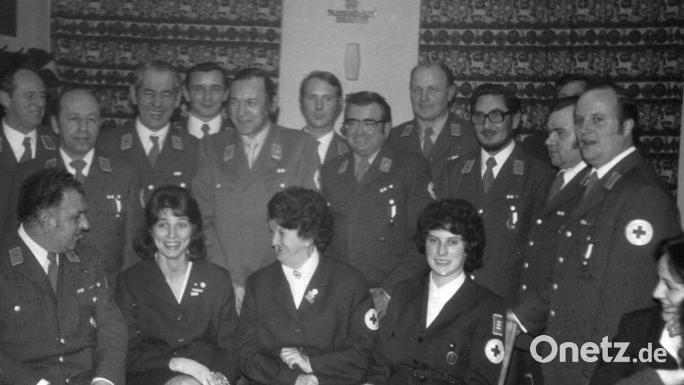 Festakt des BRK Wiesau im Jahr 1976. Vorne links: Der damalige Bereitschaftsleiter Karl Wolfrum. Hintere Reihe (5. von links): Der damalige Bereitschaftsarzt Dr. Helmut Huber. Archivbild: Archiv Gudrun Arnold - BRK