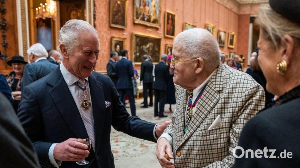Ein Foto aus dem Jahr 2022: König Charles III. im Gespräch mit David Hockney. Bild: Aaron Chown/PA Wire/dpa