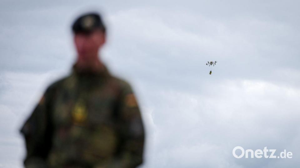 Generalleutnant Christian Freuding vor Drohne am Himmel Bild: Kay Nietfeld/dpa