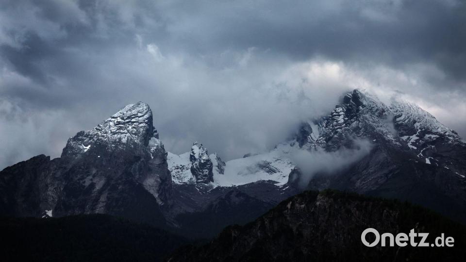 Wolkenverhangen ist der schneebedeckte Watzmann. Bild: Karl-Josef Hildenbrand/dpa