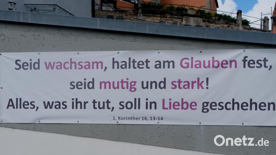 Ein neuer Bibelspruch ziert jetzt das evangelische Pfarramt in Floß. Bild: Fred Lehner