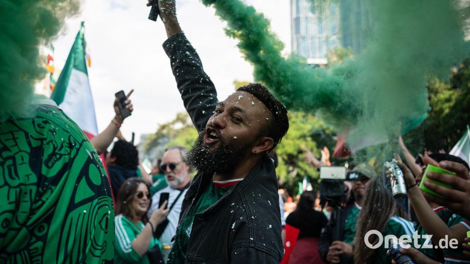 Mexikanische Fans feiern ausgelassen den Auftaktsieg. Bild: Felix Marquez/dpa