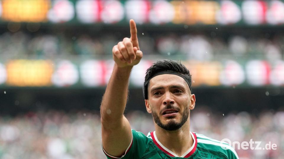 Ein emotionaler Moment für Mexikos Raúl Jiménez. Bild: Natacha Pisarenko/AP/dpa