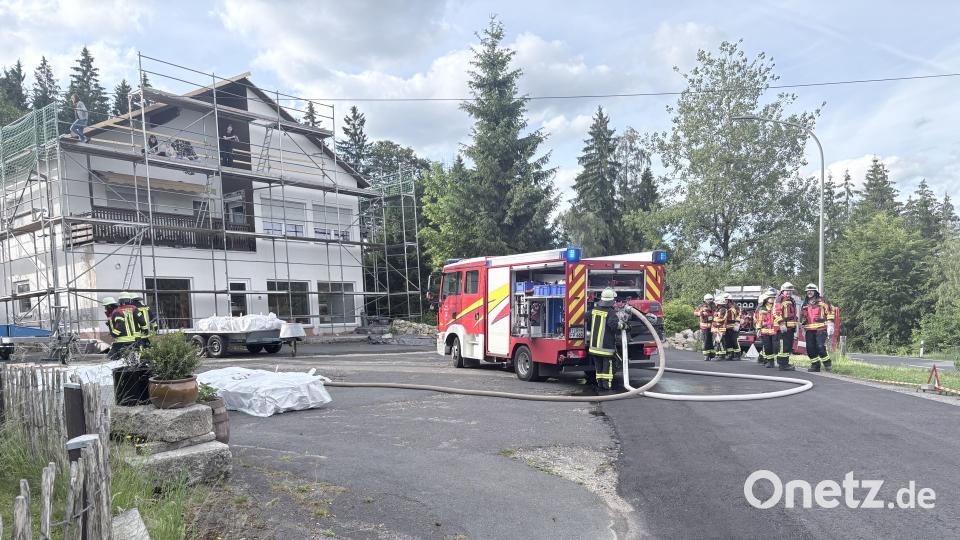 Die Feuerwehr Lenau trifft am Einsatzort ein. Bild: Alexander Hörl