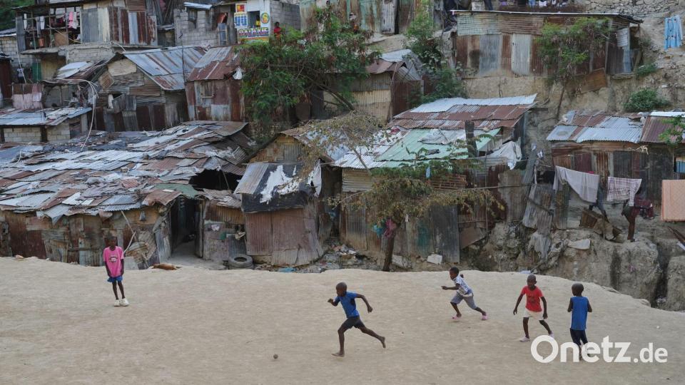 Haiti ist ein fußballverrücktes Land. Kinder spielen unter widrigsten Bedingungen. (Archivbild) Bild: Odelyn Joseph/AP/dpa