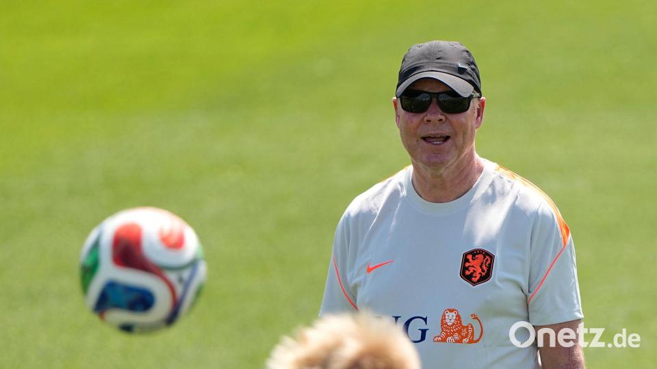 Oranje-Coach Ronald Koeman hat vor dem WM-Auftakt noch ein paar Sorgen. Bild: Charlie Riedel/AP/dpa