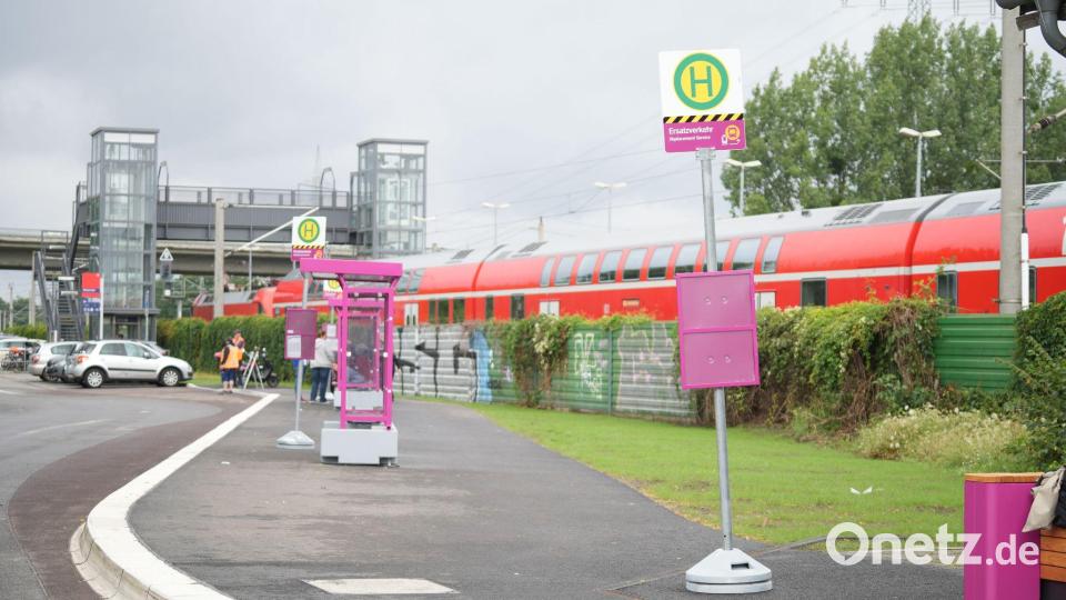 Fahrgäste im Regionalverkehr mussten während der Sanierung auf Busse umsteigen. (Archivbild.) Bild: Manuel Genolet/dpa