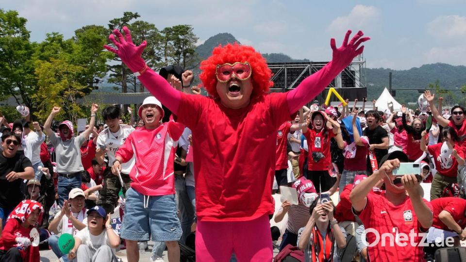 Die südkoreanische Mannschaft gewinnt ihr erstes WM-Spiel. Die Fans feiern in der Heimat. Bild: Ahn Young-joon/AP/dpa