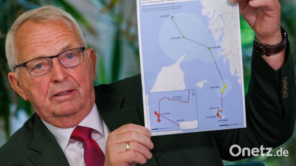 Eine Karte soll den Weg des Wals zeigen. Bild: Jens Büttner/dpa