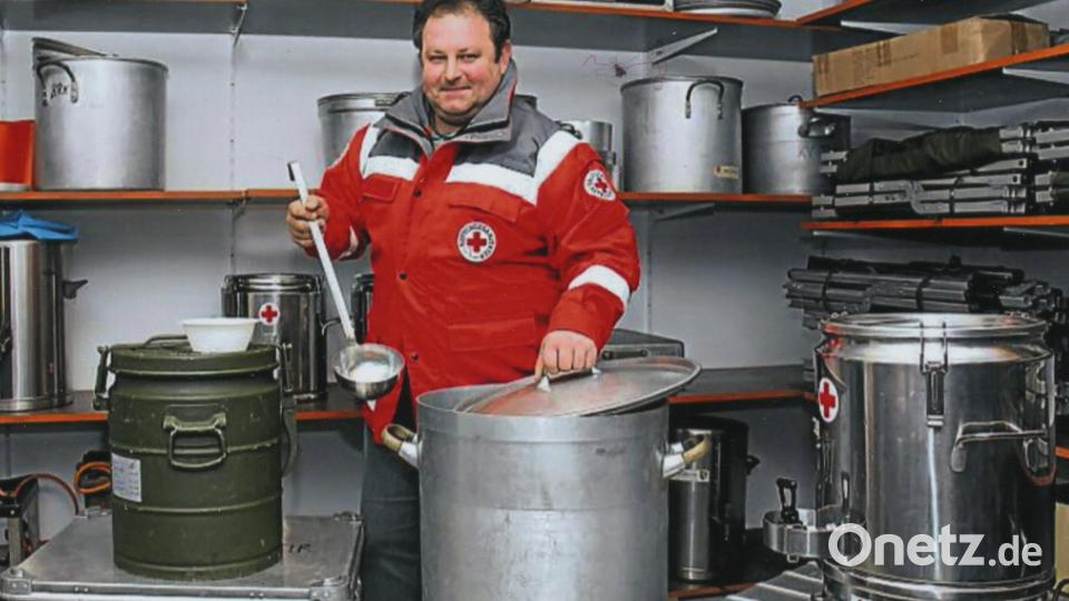 Bereitschaftsleiter ist derzeit Robert Wolfrum. Hier an den Suppentöpfen anlässlich einer Suchaktion im Jahr 2013. Die Mobile Unfall Nachsorge, die Speisekammer auf Rädern, verköstigte rund 250 Helfer nahe Hurtingöd. Archivbild: Gudrun Arnold - BRK Wiesau