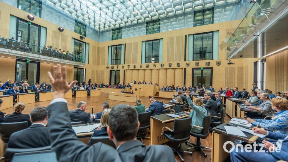Der Bundesrat arbeitete vor dem Wochenende eine lange Tagesordnung ab. Bild: Michael Kappeler/dpa
